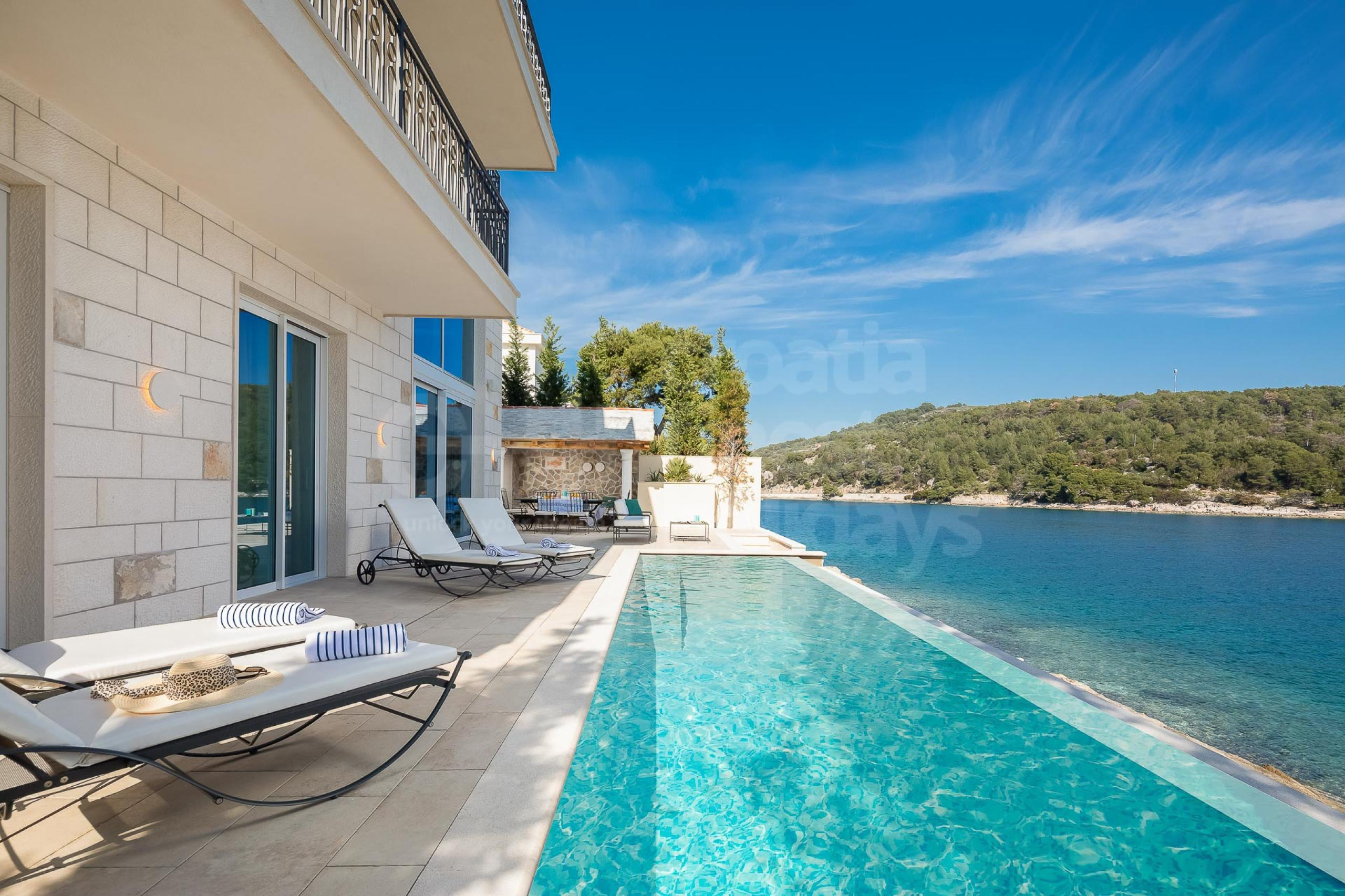 Luxury Croatian villa Heda with a heated pool, wellness and gym by the sea on island Brac