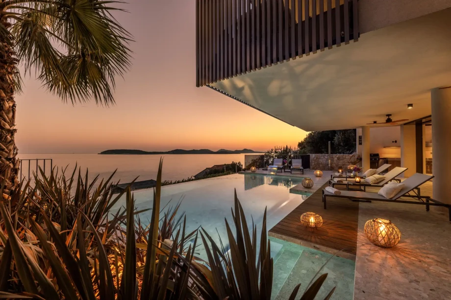 Infinity pool and sun terrace.