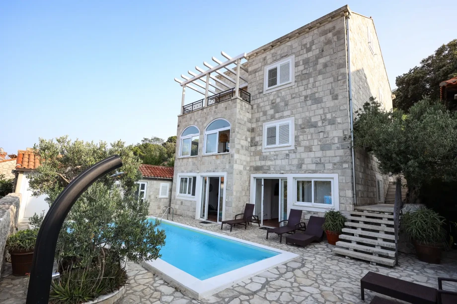Large stone villa for up to 20 guests in Zaton Bay near Dubrovnik