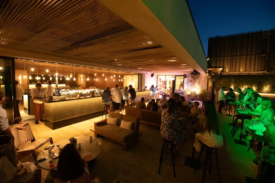Evening drinks & live music